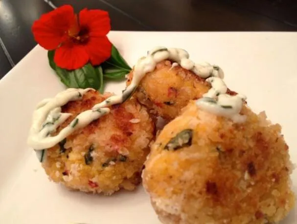 Krabbenkuchen-Slider mit Basilikum-Aioli