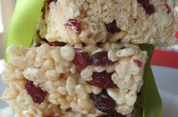 Cranberry- und weiße Schokoladen-Rice-Krispies-Quadrate