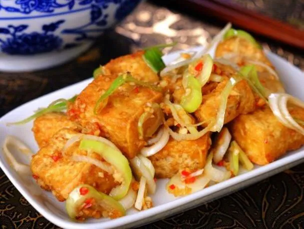 Knuspriger Tofu-Lauch-Salat