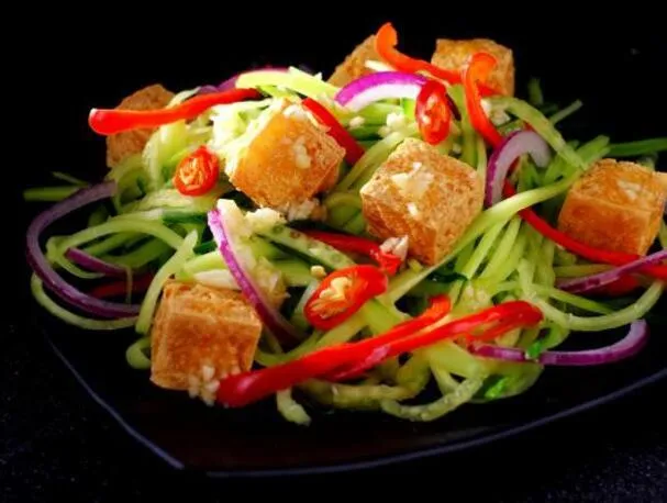 Knuspriger Tofu und thailändischer Gurken-Raita
