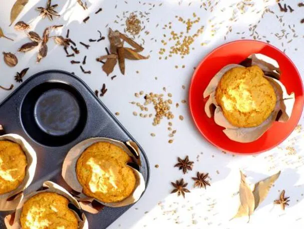 Curry-gewürzte Karotten-Dattel-Muffins