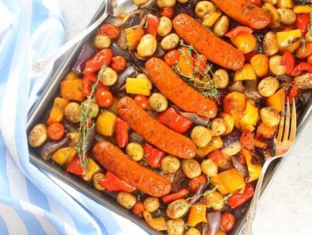 Andouille-Hähnchen-Wurst-Gemüse-Spieße (dekonstruiert)