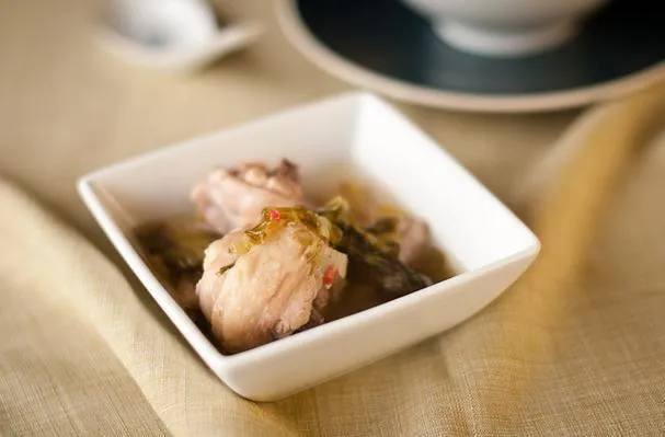 Ang Chow Hühnersuppe mit eingelegtem Senfgrün