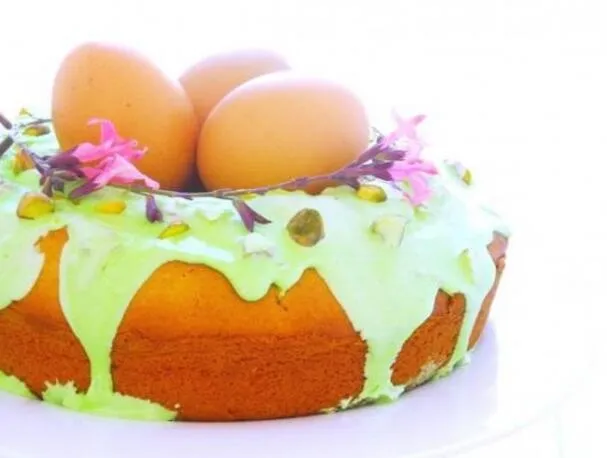 Osternest-Kuchen mit Sauerrahm-Zuckerguss und Pistazien