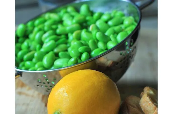 Edamame-Crostini mit Meyer-Zitrone und Shiso