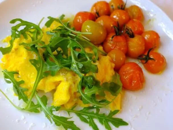 EIER-RÜHREI MIT RUKOLA UND KIRSCHTOMATEN