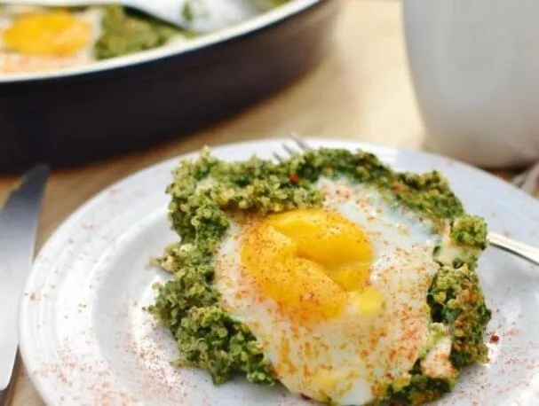 Ei-Spinat-Quinoa-Frühstück