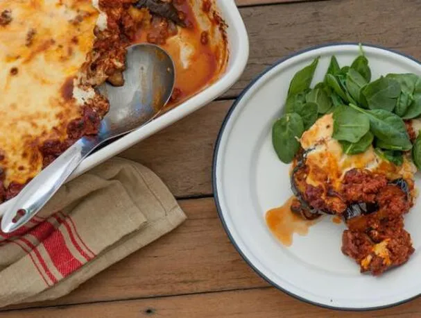 Auberginen-Lamm-Moussaka mit cremiger Ziegenkäse-Béchamelsauce
