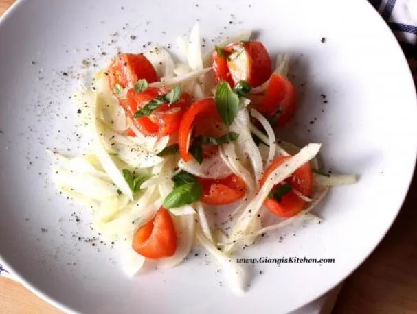 Fenchel-, Tomaten- und Basilikumsalat mit Zitronenvinaigrette