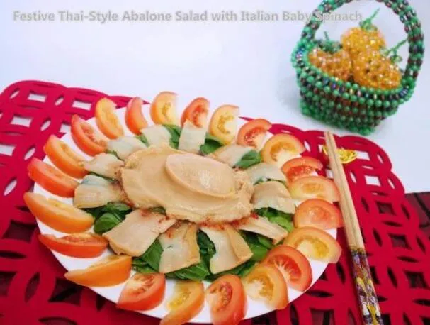 Festlicher Abalone-Salat nach Thai-Art mit italienischem Babyspinat
