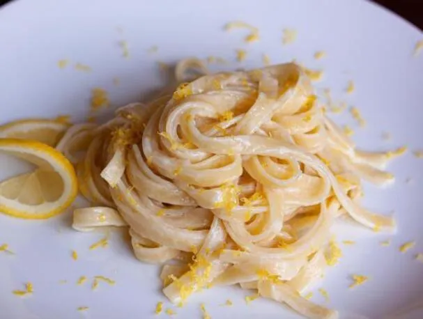 Bandnudeln mit Zitronen-Mascarpone-Sauce