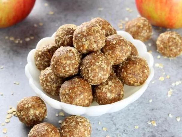 Apfel-Crisp-Energiebällchen