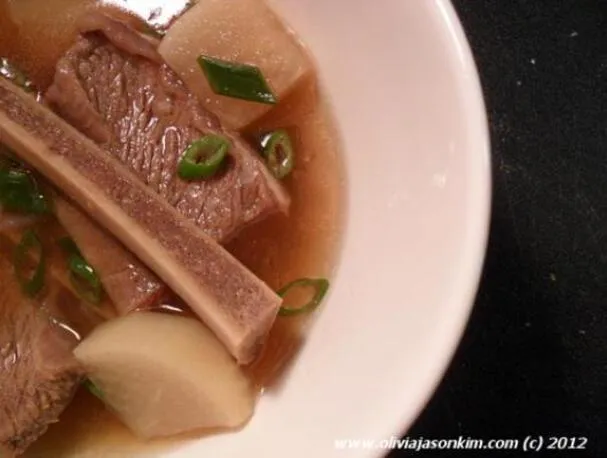 Galbi Tang (Koreanische Rinderrippensuppe)