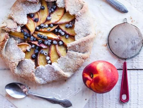 GALETTE MIT PFIRSICH UND HEIDELBEEREN