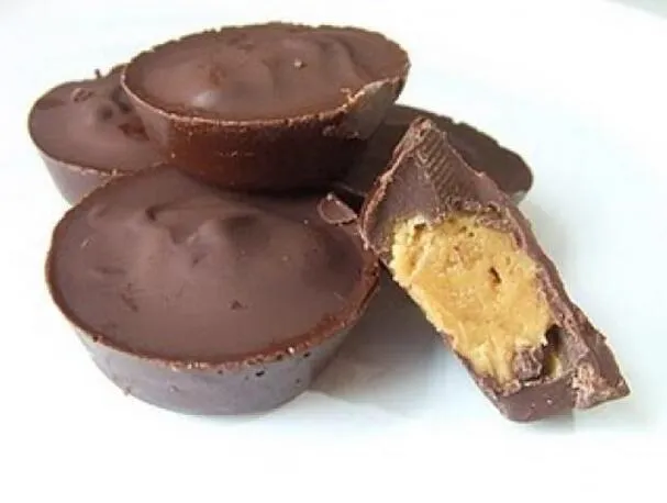 Gluten- und milchfreie Erdnussbutter-Tassen