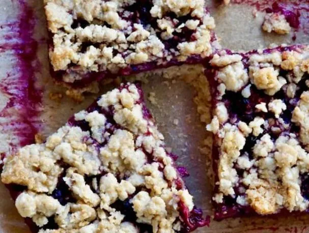 Glutenfreie Haferriegel mit Brombeeren