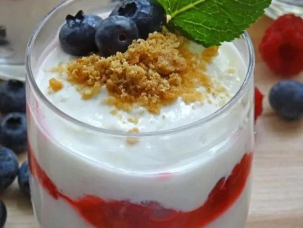 Griechische Joghurt-Schichttöpfe mit Limoncello-mazerierten Beeren