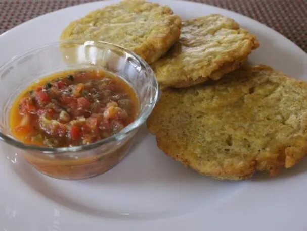 Grüner Kochbananen-Pfannkuchen mit Käse und Tomaten-Schnittlauch-Sauce (Arepa de Platanos Verde con Queso y Salsa de Tomate y Cebolla)
