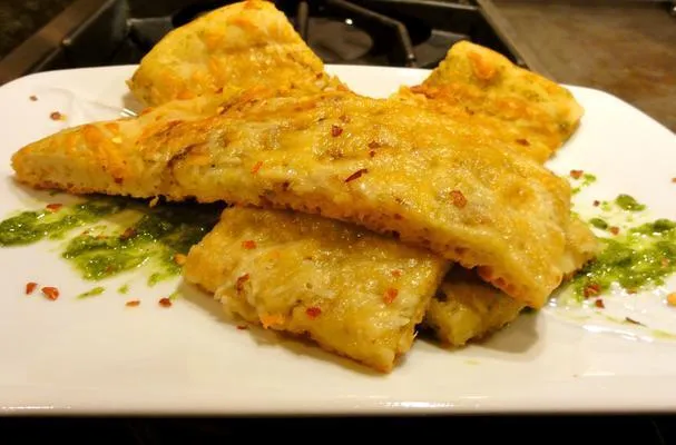 Handgemachtes Knoblauchbrot mit Mozzarella