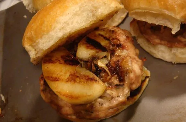 Gegrillte Apfel-Brie-Truthahn-Burger mit karamellisierten Zwiebeln