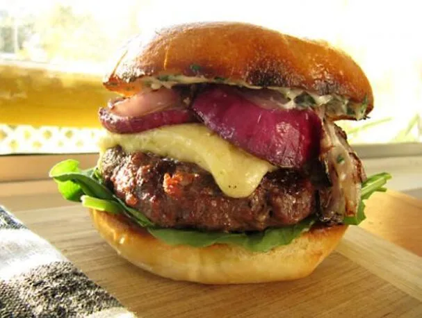 Gegrillte Chuck-Burger mit extra scharfem Cheddar und Zitronen-Knoblauch-Aioli