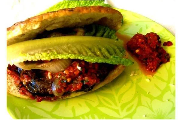 Gegrillte Portobello-Pilz-Burger mit geröstetem Paprika-Tomaten-Aufstrich