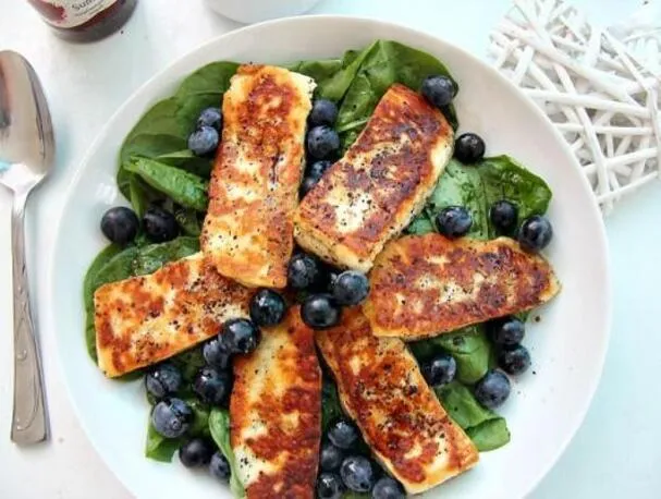 Halloumi, Blaubeer- & Spinatsalat