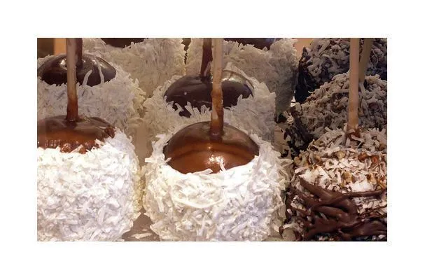 Halloween-Äpfel am Stiel