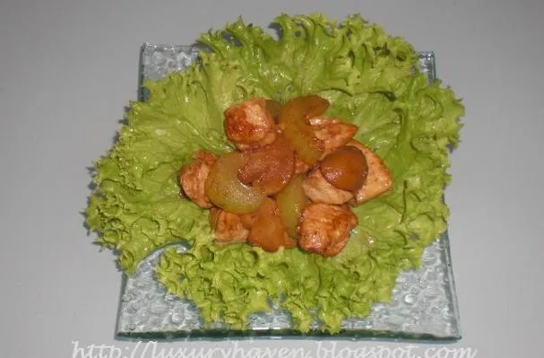 Gesundes Hähnchen mit Sellerie in hübschen Salatblättern