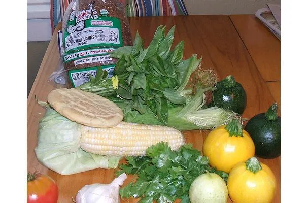 Erbstücktomaten mit Thai-Basilikum und supersüßem Mais-Dressing