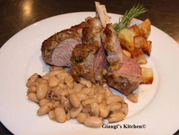 Kräuter-Lammkarree mit Ragout aus weißen Bohnen und Rosmarin