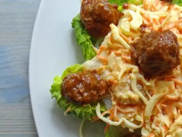 Hoisin-glasierte Fleischbällchen mit würzigem Krautsalat