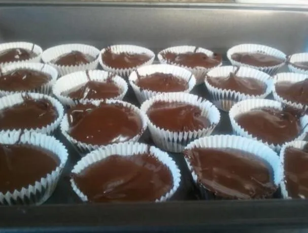 Selbstgemachte Schokoladen-Erdnussbutter-Tassen
