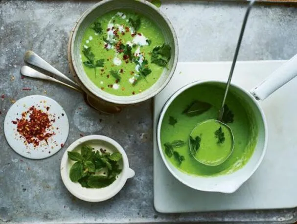 15-minütige vegane Erbsensuppe mit Kräutern