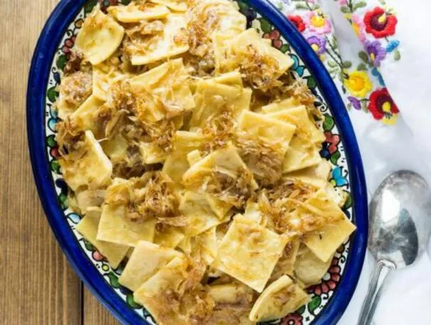 Ungarische Kohlnudeln mit karamellisiertem Kohl und Zwiebeln