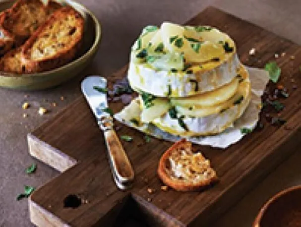 Beeindrucken Sie Ihre Gäste mit einem geschmackvollen Brie mit dreifacher Creme