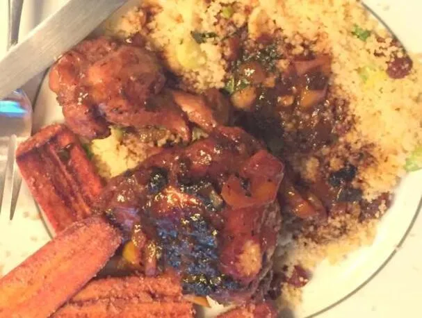 Jamaikanisches Brown Stew Chicken mit gebratenen Kochbananen