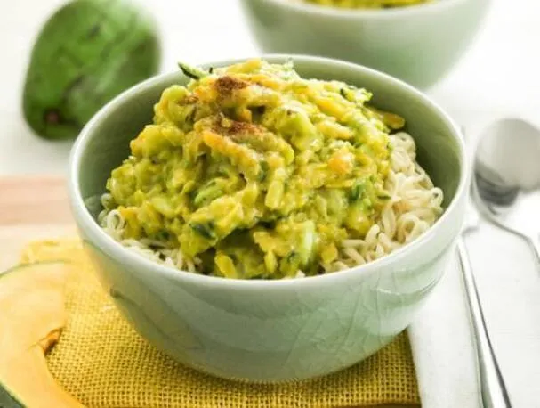 Japanische Nudeln mit cremiger Kürbis-Avocado-Sauce