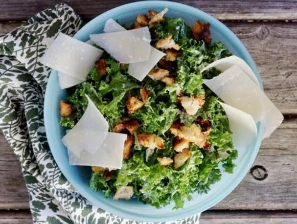 Grünkohl-Caesar-Salat