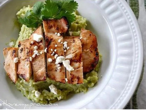 Avocado & Feta-Käse-Creme-Reis mit gegrilltem Hühnchen