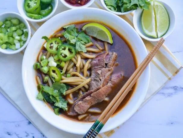 20-minütige Udon-Nudel-Pho-Schüsseln