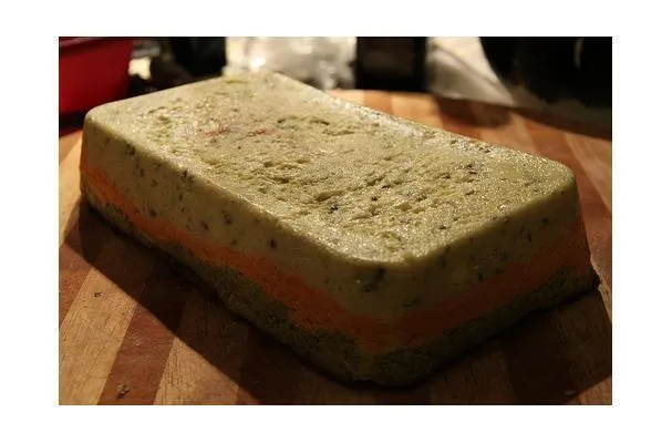 Geschichtetes Gemüse-Käse-Gratin