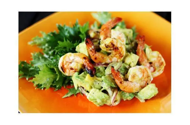 Avocado-Mango-Salat mit gegrillten Garnelen