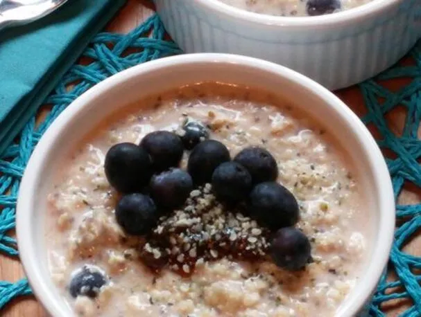 B & B Sunrise: Ein Bananen-, Blaubeer- und Chiasamen-Frühstückscerealien