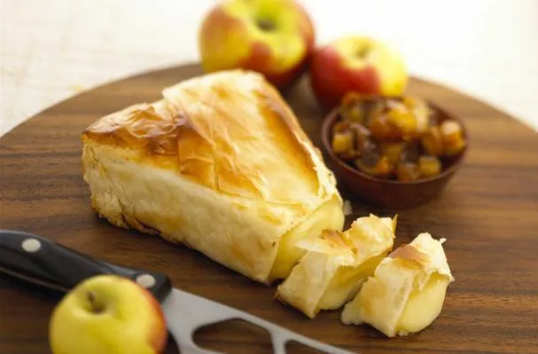 Baby Brie-Keil in Filoteig