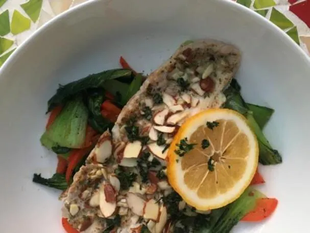 Gebackener Kabeljau mit Mandelkruste, sautiertem Pak Choi und Paprika