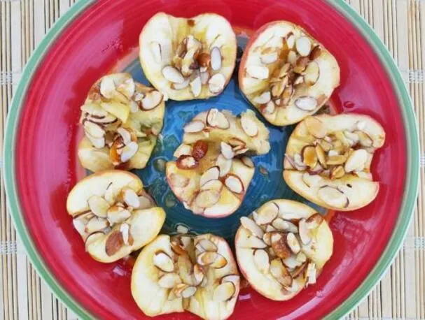 Gebackene Äpfel mit Honig und Mandelsplittern