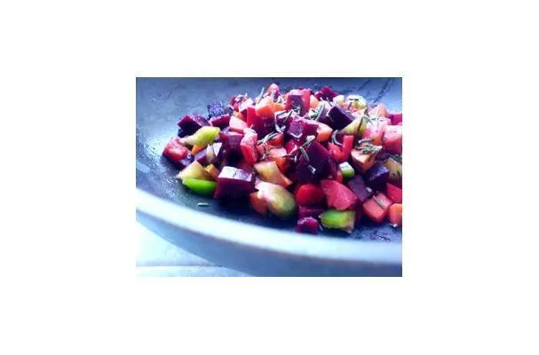 Gemischter Gemüsesalat mit Rosmarin und Sumach