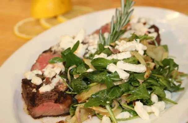 New York Grilled Strip Steak Salat mit Ziegenkäse, gegrilltem Fenchel und Rucola