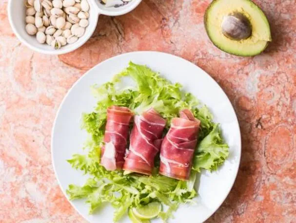 5-Minuten-Rezept für Prosciutto-Avocado-Fat-Bomben [Paläo, Keto]